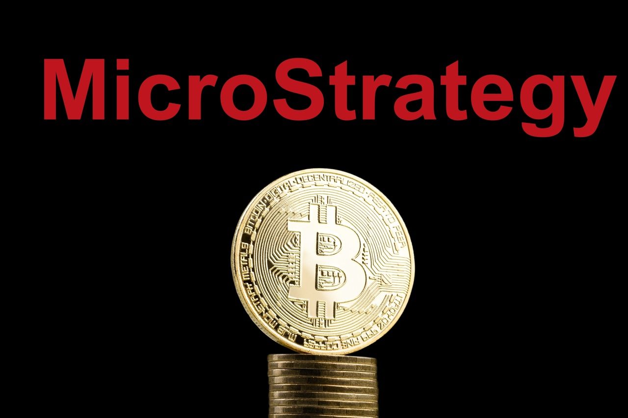 MicroStrategy Always Buys Bitcoin: Shares Fall Anyway